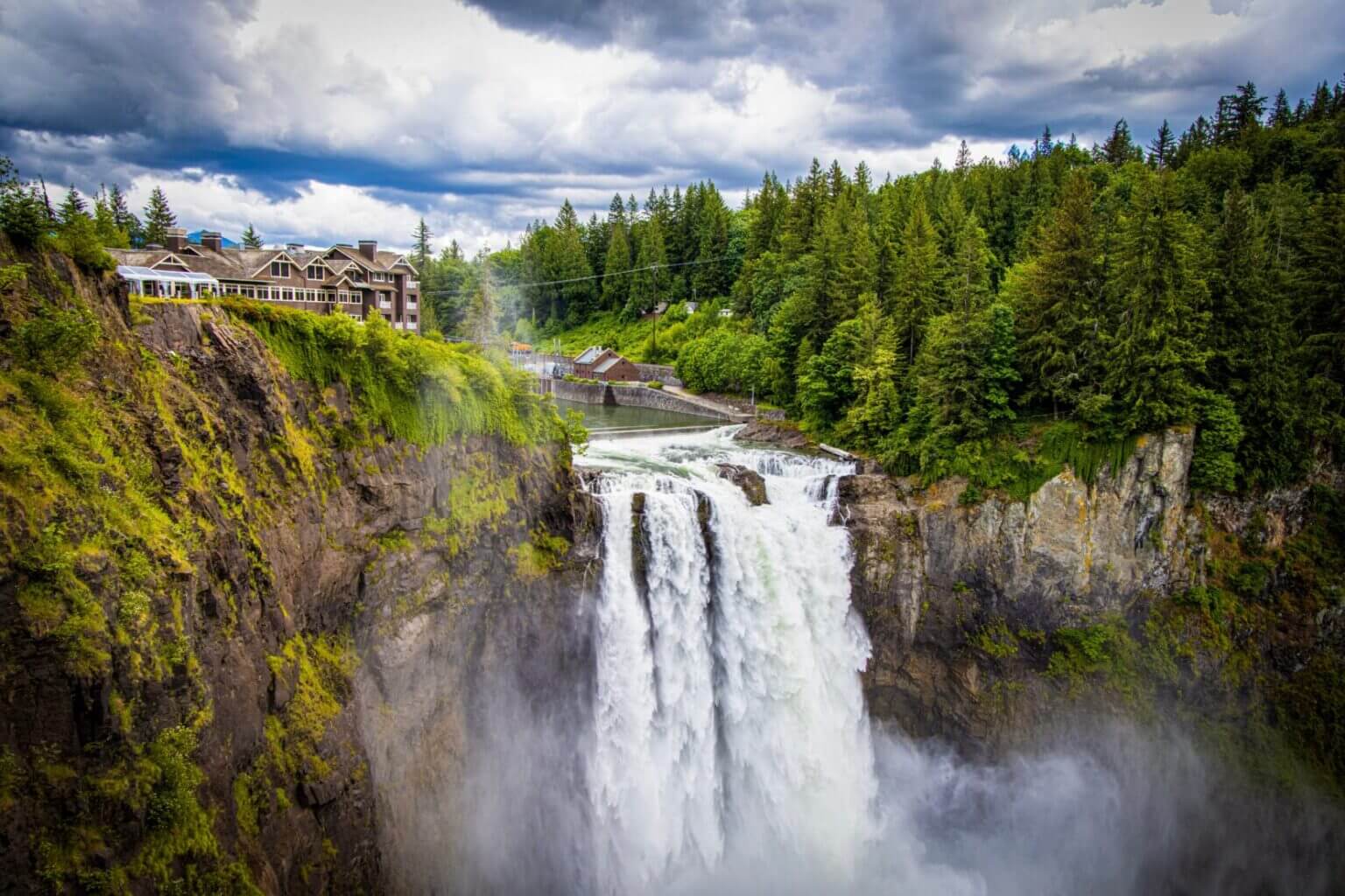 Snoqualmie Falls a very famous and kid friendly waterfall that you can see just steps away from the parking lot, no need to hike!