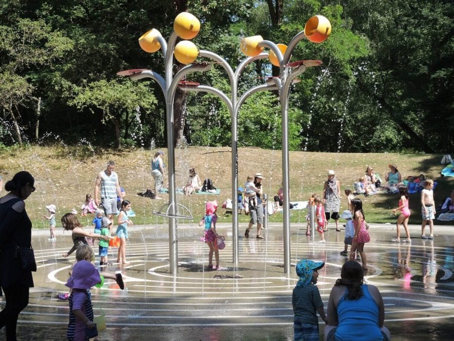 Seattle kids enjoying the water at Northacres spray park