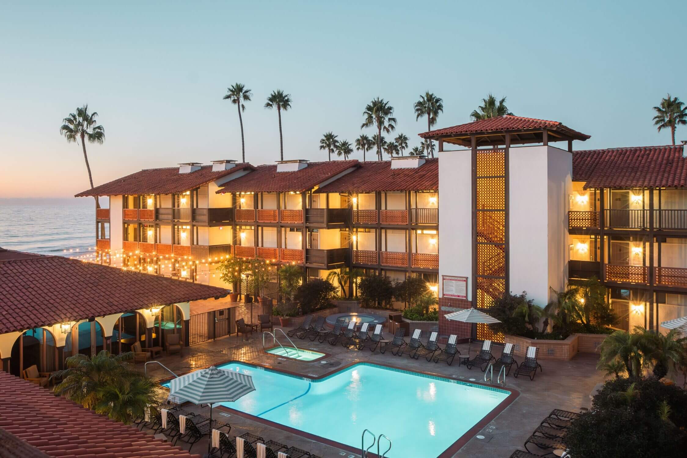 La Jolla Shores Hotel features a heated outdoor pool, perfect for a family-friendly stay by the beach. Guests can enjoy complimentary beach chairs, stunning ocean views, and easy access to the sandy shores of La Jolla.