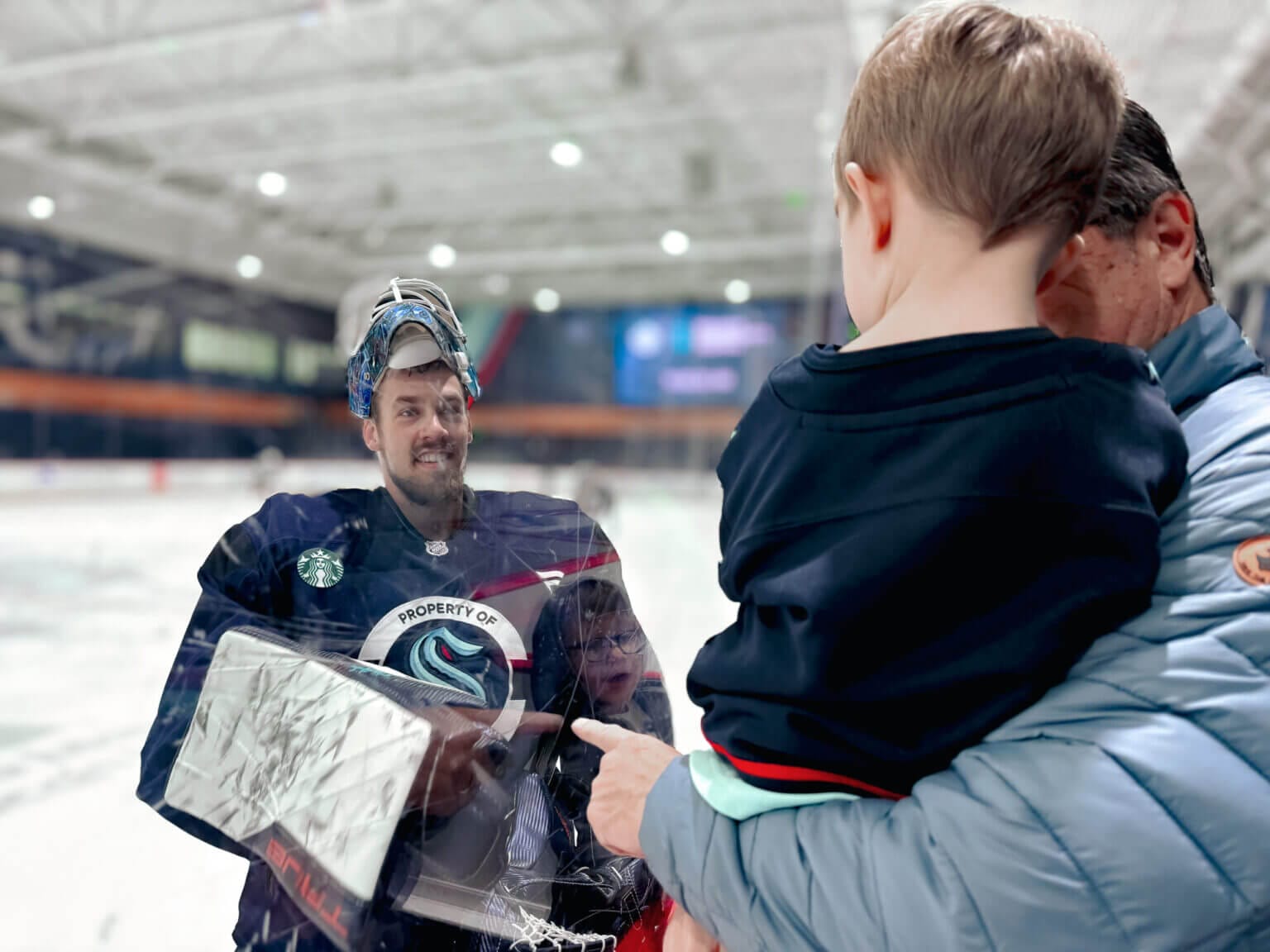 A young boy is lifted high next to the hockey rink as a Seattle Kraken player skates over to say hi during their practice session at the Kraken Community Iceplex. This special moment captures the excitement of young fans getting up close with their favorite players. A family-friendly experience, watching a Kraken practice session is a great way for kids to interact with the team. This blog explores a Seattle Kraken hockey guide with kids, including where to watch practice sessions, family-friendly activities at the Kraken Community Iceplex, and tips for attending a game at Climate Pledge Arena.