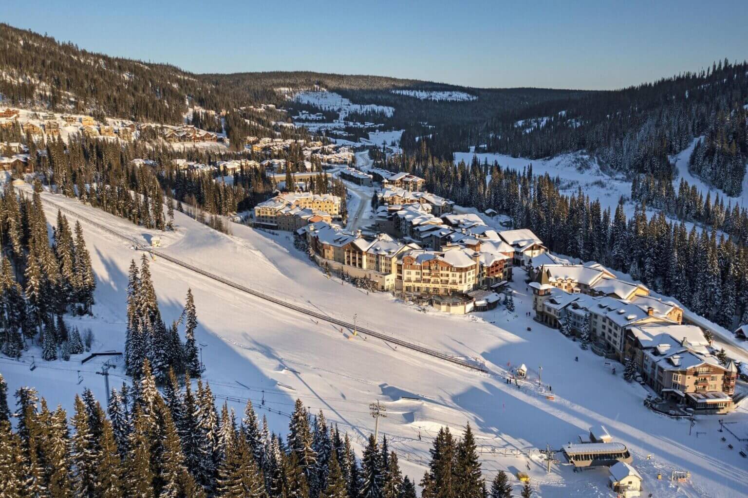 The Sun Peaks Grand Hotel is located right at the base of the ski mountain, offering families direct ski-in/ski-out access. Its unbeatable location makes it especially convenient for kids learning how to ski, with beginner slopes and ski schools just steps from the hotel. The easy access to the lifts and village amenities allows families to focus on fun and learning without the hassle of long commutes or crowded areas.