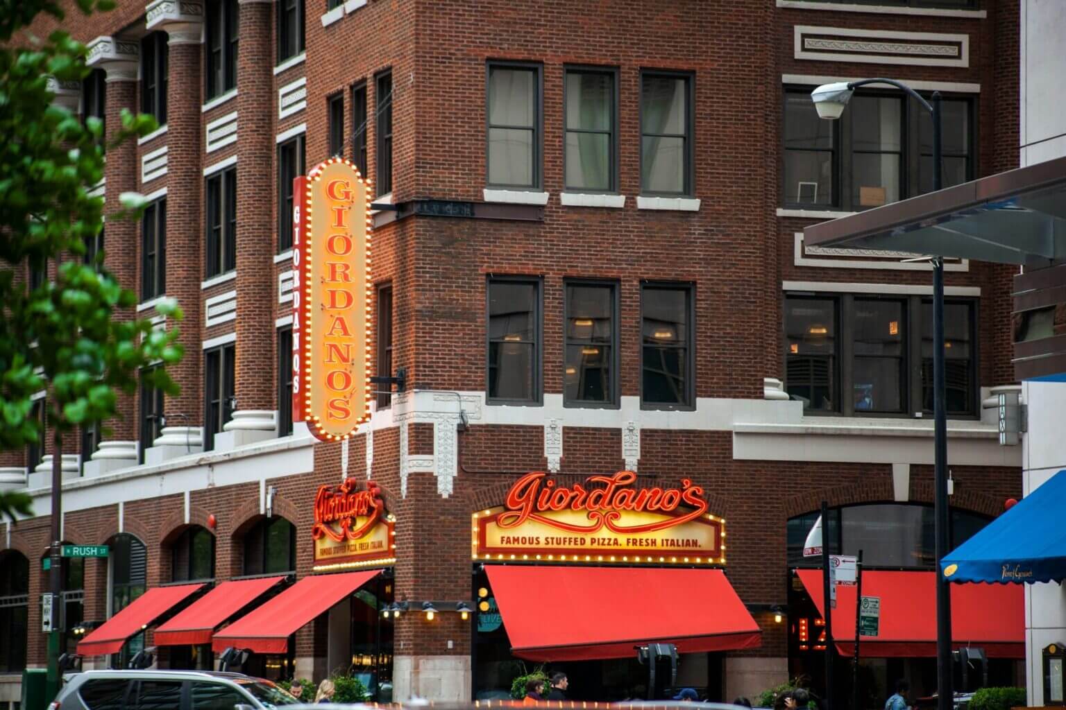 Exterior of Giordano’s Pizza in Chicago’s Near North neighborhood, just steps from the Magnificent Mile. A popular family-friendly restaurant known for its famous deep-dish pizza, perfect for visitors exploring downtown Chicago with kids.
