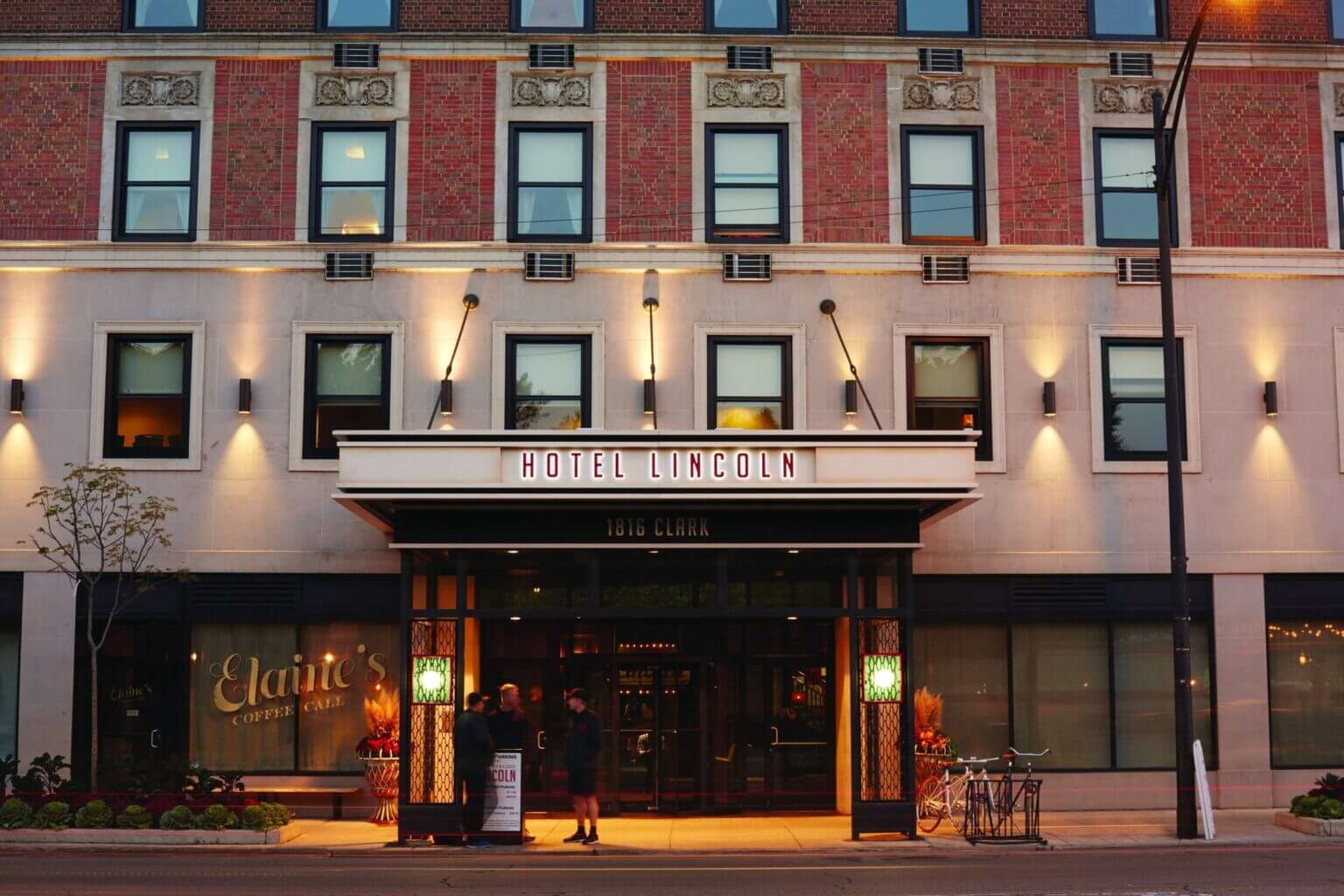 Exterior view of Hotel Lincoln in Chicago’s Lincoln Park neighborhood, a charming boutique hotel with vintage vibes and modern touches. Located right across from the park, it’s a convenient stay for families visiting nearby attractions like the Lincoln Park Zoo and Conservatory.