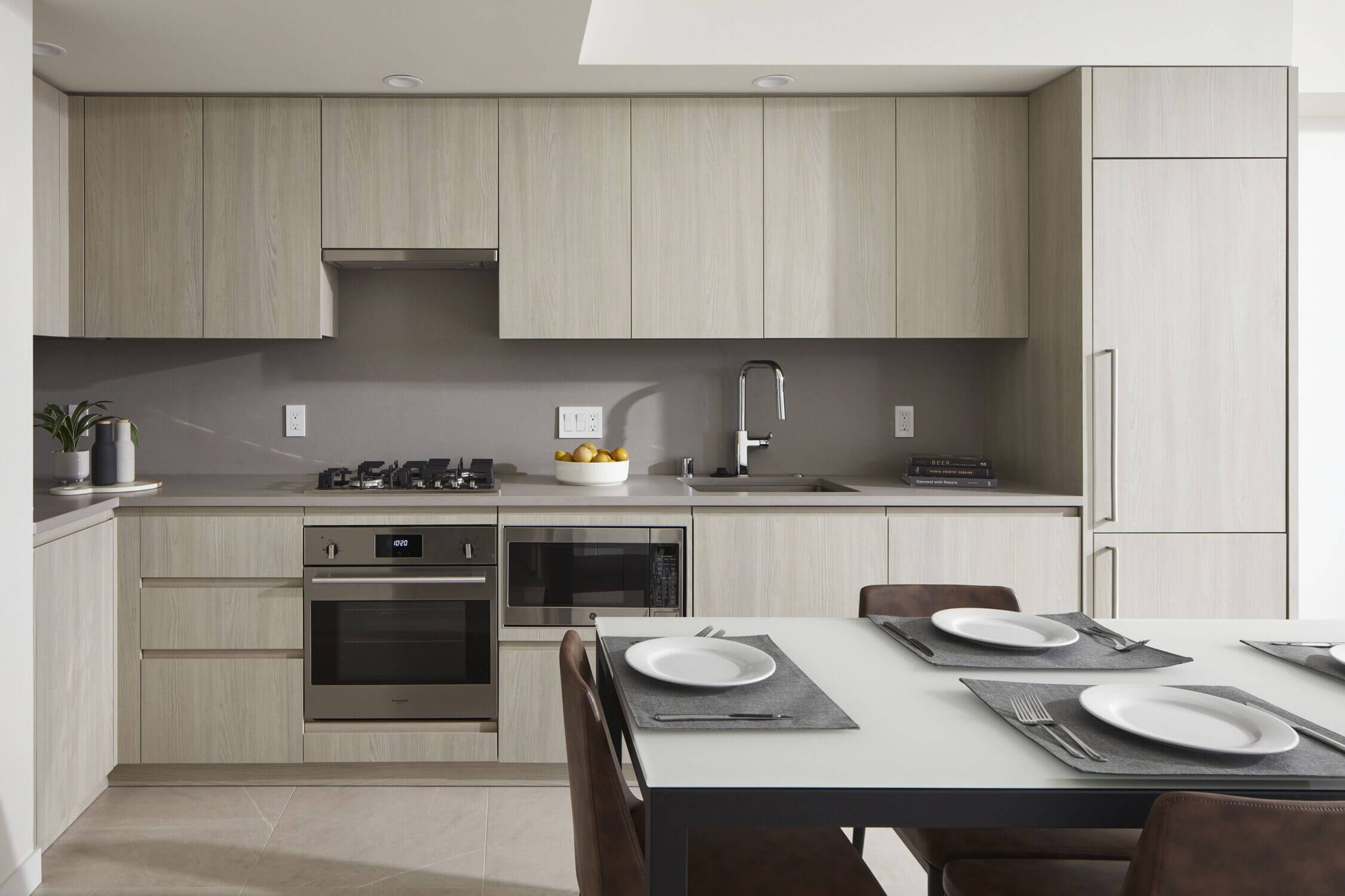 Modern family-friendly suite at Level Seattle Downtown in South Lake Union, featuring a full kitchen, dining table, and spacious layout—perfect for families visiting Seattle with kids.